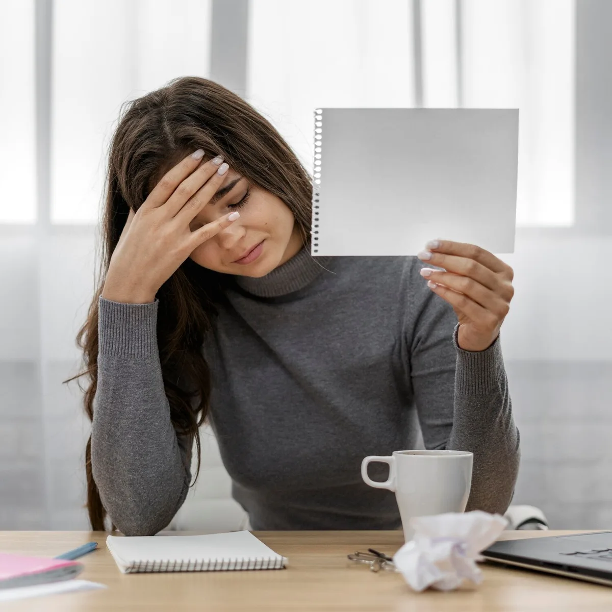Mujer con estrés y ansiedad en su escritorio
