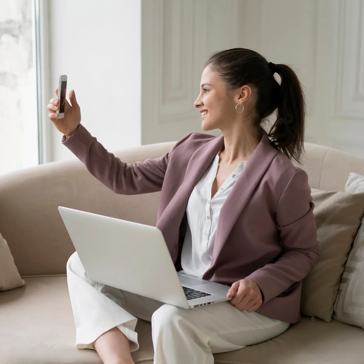 Mujer evaluando sus opciones de terapia en línea