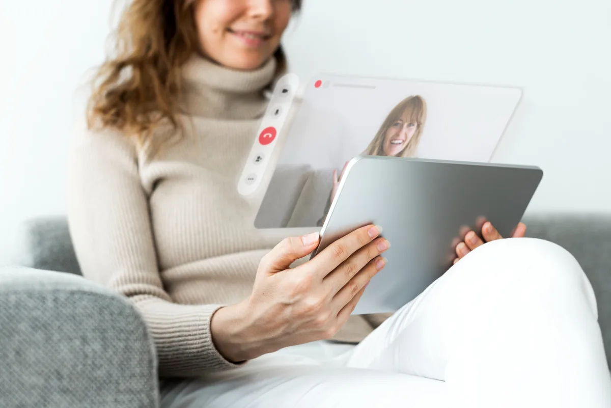 Mujer en videollamada de terapia desde su tablet