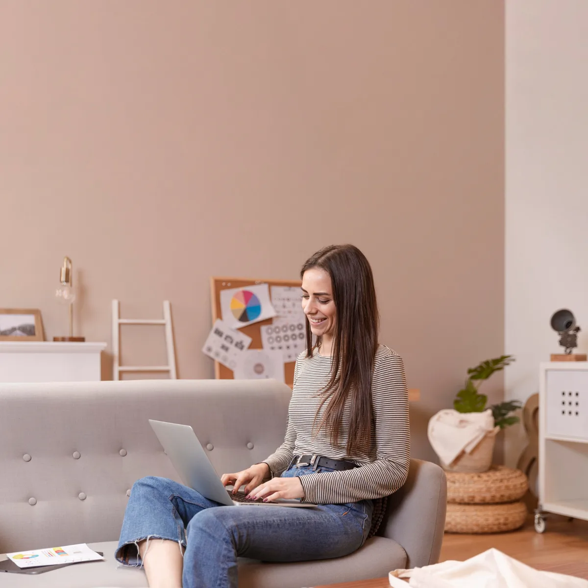 Mujer agendando su primera sesión de terapia en línea con Neuroloom Health