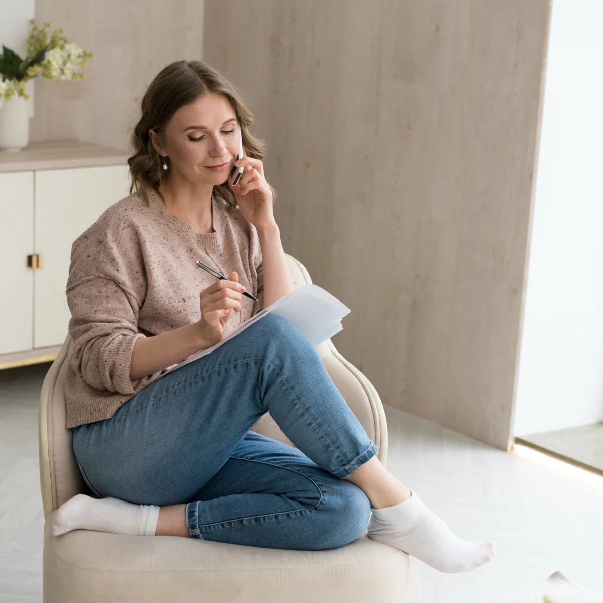 Mujer consultando por teléfono sobre terapia con Neuroloom Health