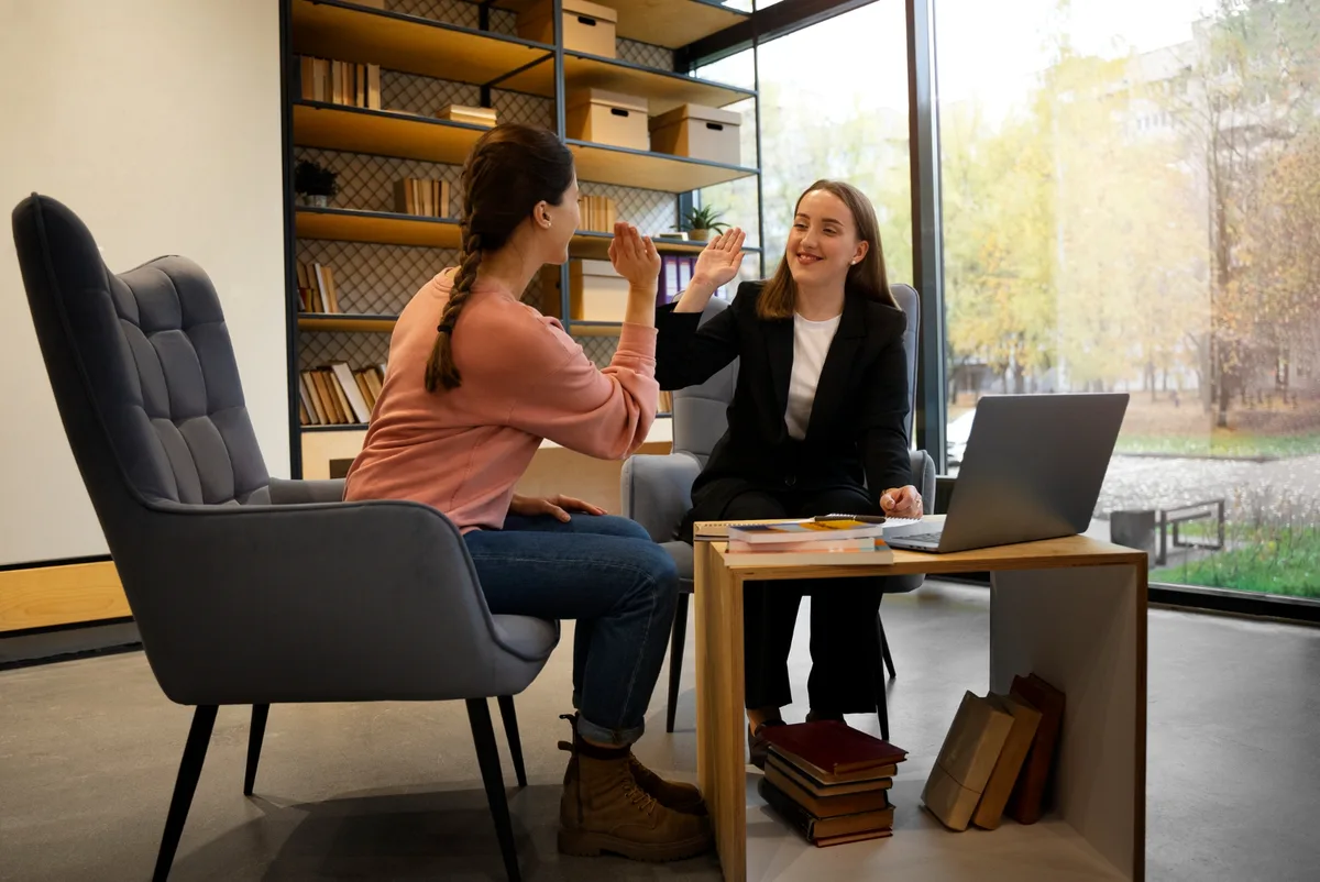 Sesión de bienestar laboral entre colaboradora y psicóloga en oficina
