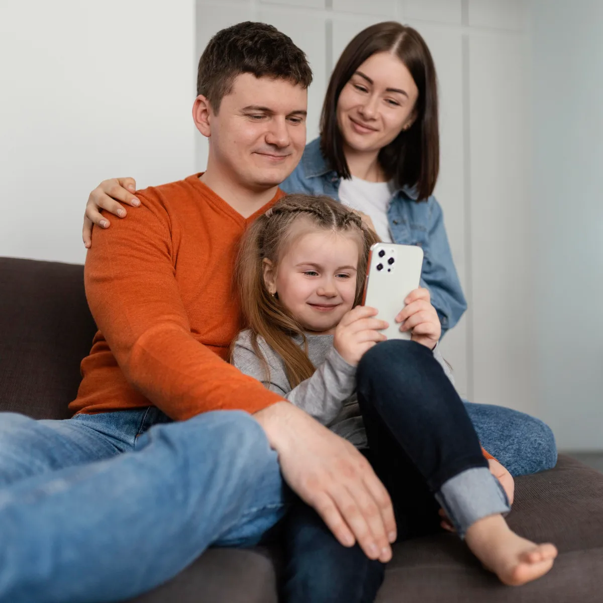 Familia en terapia familiar en línea con Neuroloom Health