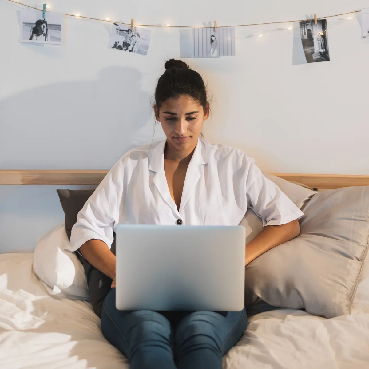 Mujer en terapia individual en línea con Neuroloom Health